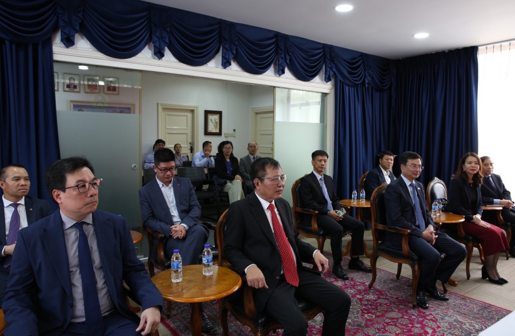 Cán bộ, nhân viên Đại sứ quán Việt Nam tại Singapore và đại diện cộng đồng người Việt Nam tại Singapore tại cuộc gặp mặt - Ảnh: VGP/Nguyễn Hoàng