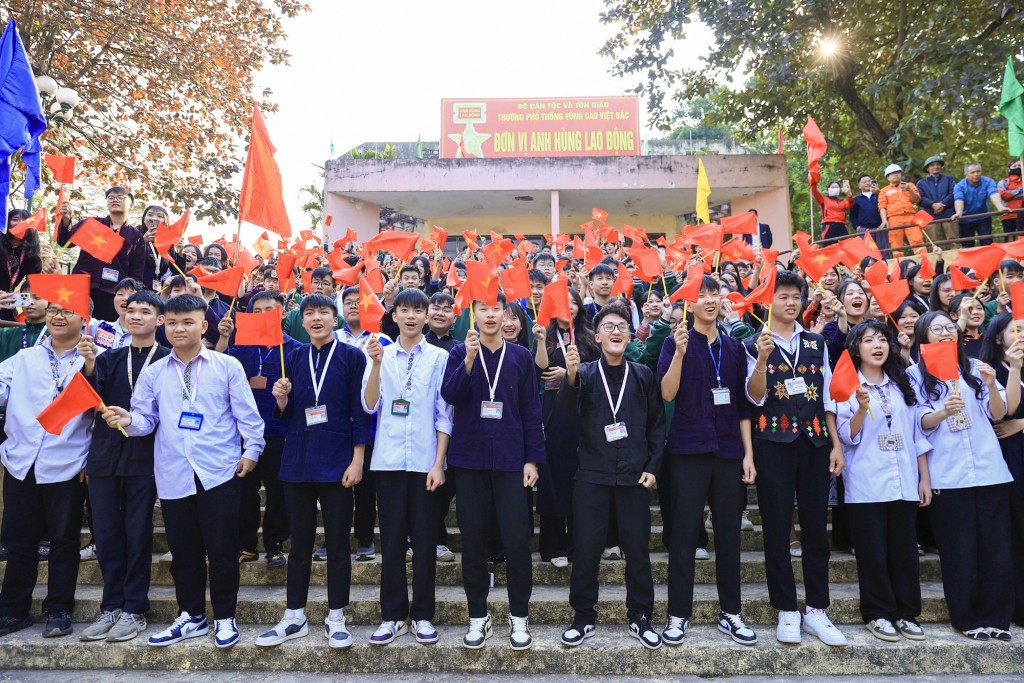 Các em học sinh Trường Phổ thông Vùng cao Việt Bắc hân hoan đến dự buổi lễ - Ảnh: VGP/Nhật Bắc