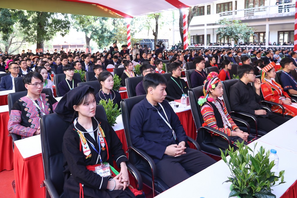 Các em học sinh Trường Phổ thông Vùng cao Việt Bắc hân hoan dự buổi lễ - Ảnh: VGP/Nhật Bắc