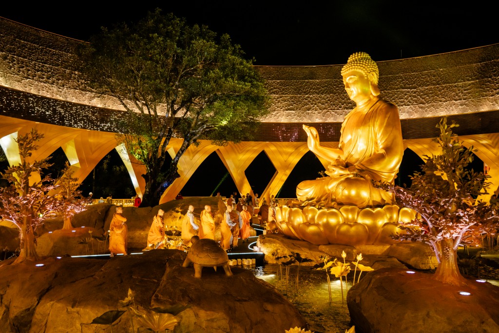 Thành tâm chiêm bái, cầu tài lộc và bình an trước Tôn tượng Đức Câu Na Hàm