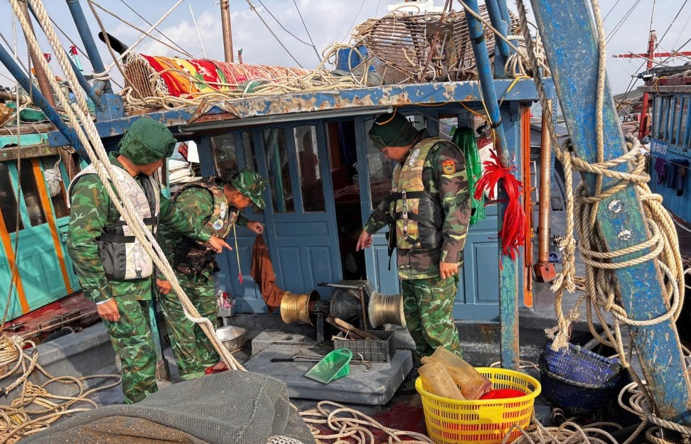 Biên phòng Trà Cổ hỗ trợ người dân gặp nạn trên biển