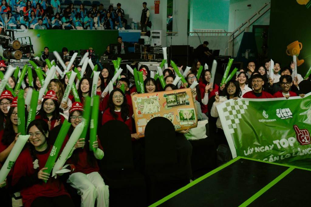 Khán giả cổ vũ hết mình cho các đội thi