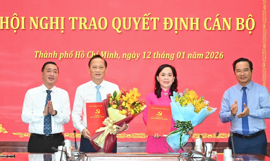 Đồng chí Nguyễn Văn Được cùng đồng chí Phạm Thành Kiên trao quyết định và hoa chúc mừng đồng chí Nguyễn Thanh Xuân, đồng chí Trần Văn Nam. Ảnh: VIỆT DŨNG