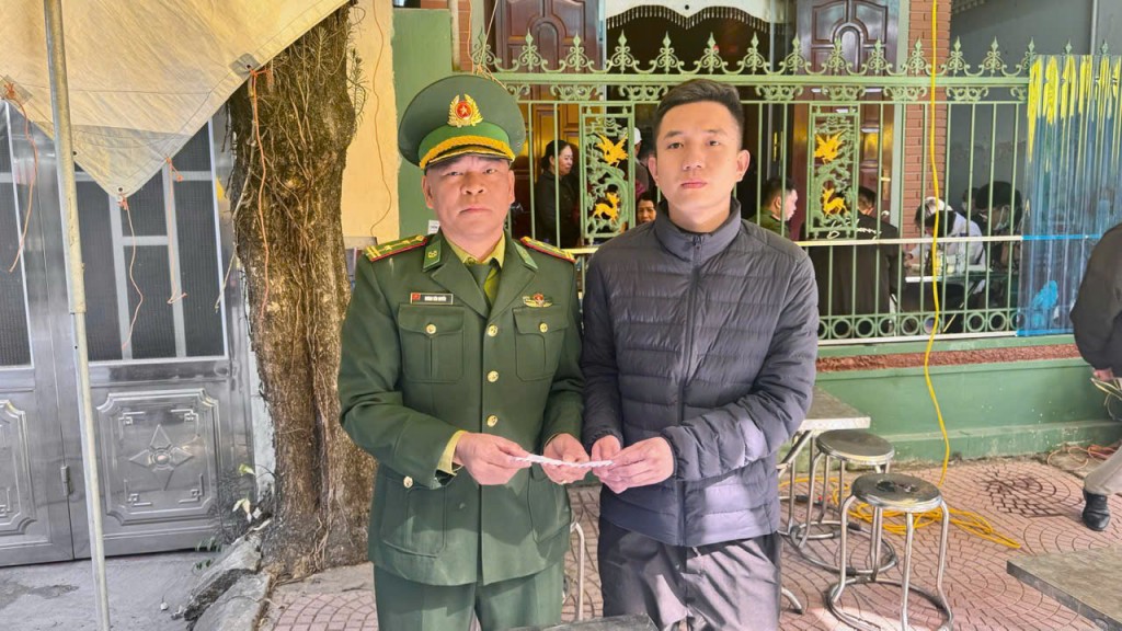 Biên phòng Trà Cổ hỗ trợ người dân gặp nạn trên biển