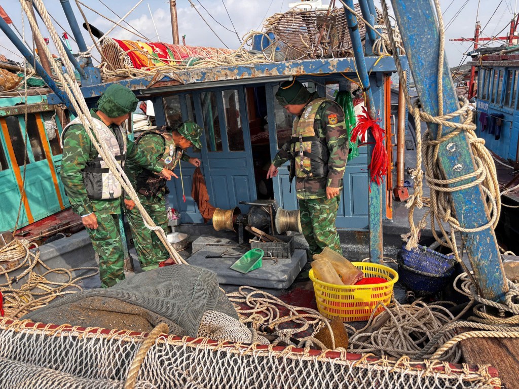 Biên phòng Trà Cổ hỗ trợ người dân gặp nạn trên biển