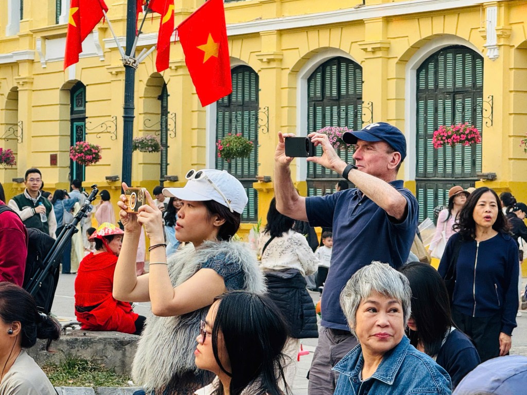 Những giai điệu cuối tuần níu chân du khách nước ngoài bên hồ Gươm