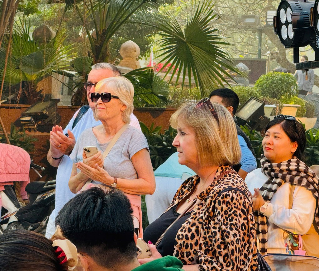 Những tràng pháo tay của khán giả trong và ngoài nước giúp các nghệ sĩ có thêm động lực để biểu diễn hăng say hơn