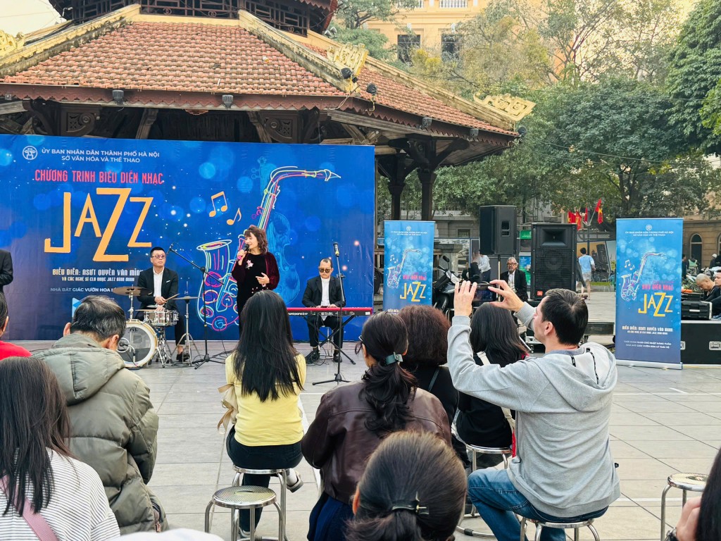 Không chỉ ghi lại các video hay chụp ảnh, họ còn ngồi lại thưởng thức và hòa theo các giai điệu