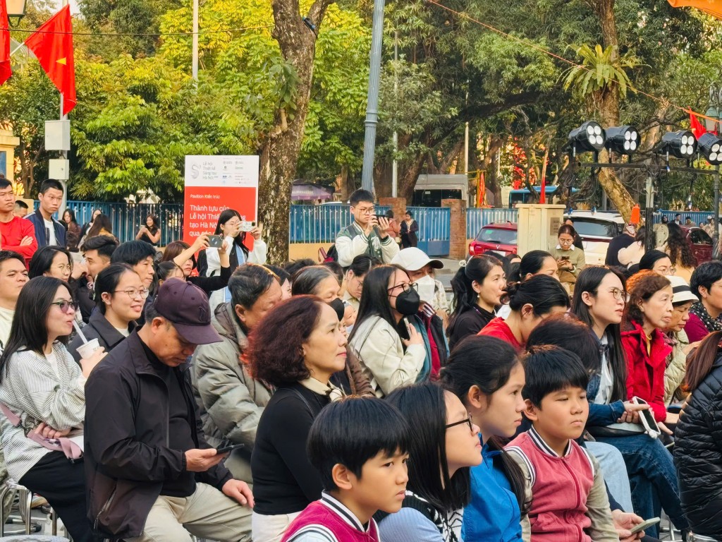 Khán giả chăm chú theo dõi từng tiết mục