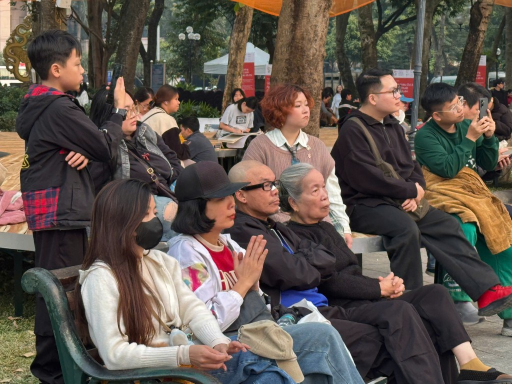 Cả gia đình cùng thưởng thức và lắc lư theo điệu nhạc