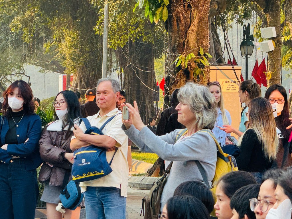 Du khách nước ngoài thích thú ghi lại những khoảnh khắc tuyệt vời này