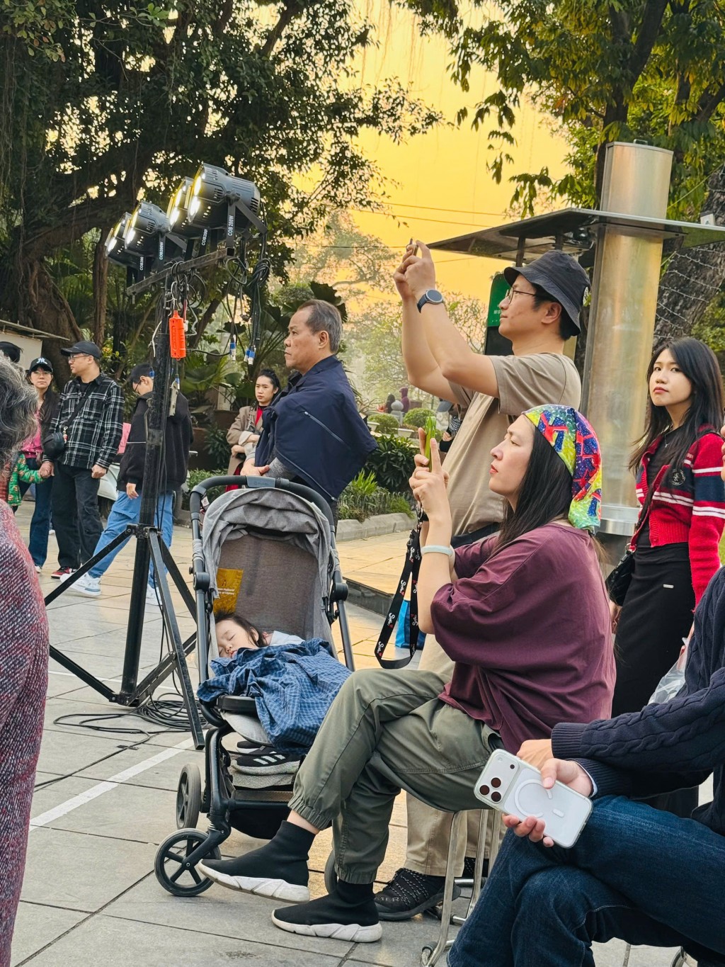 Em bé say ngủ trong khi cha mẹ thưởng thức âm nhạc. Chuyến du lịch đến Việt Nam trở nên ý nghĩa hơn với việc tham gia hoạt động âm nhạc cộng đồng này