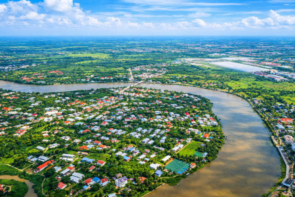 Không gian miệt vườn ven sông tại xã Bình Mỹ với hệ sinh thái xanh, cảnh quan hài hòa, tạo sức hút cho du lịch sinh thái nông thôn.