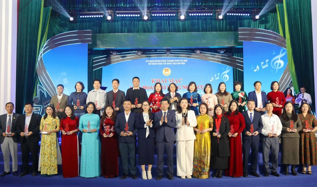 Các vị đại biểu chụp ảnh lưu niệm cùng các đơn vị tham dự liên hoan