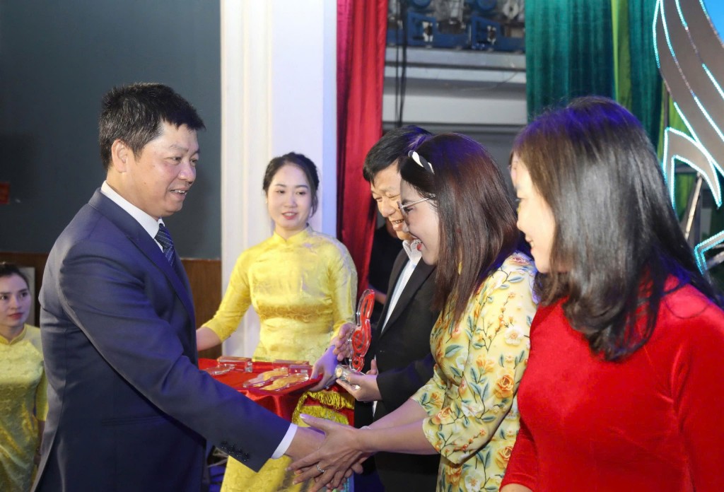 Phó Giám đốc phụ trách Sở Giáo dục và Đào tạo Hà Nội Phạm Quốc Toản chúc mừng các đơn vị tham gia liên hoan