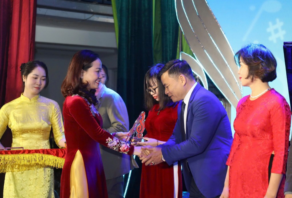 Đồng chí Vương Hương Giang - Phó Giám đốc Sở Giáo dục và Đào tạo Hà Nội chúc mừng các đơn vị tham gia liên hoan