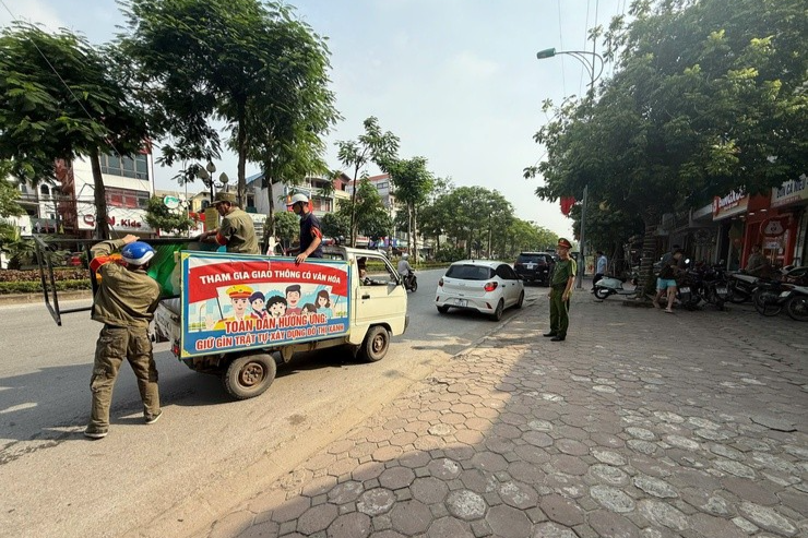 Lực lượng chức năng ra quân giải toả, xử lý vi phạm trật tự đô thị, trật tự xây dựng và vệ sinh môi trường trên địa bàn