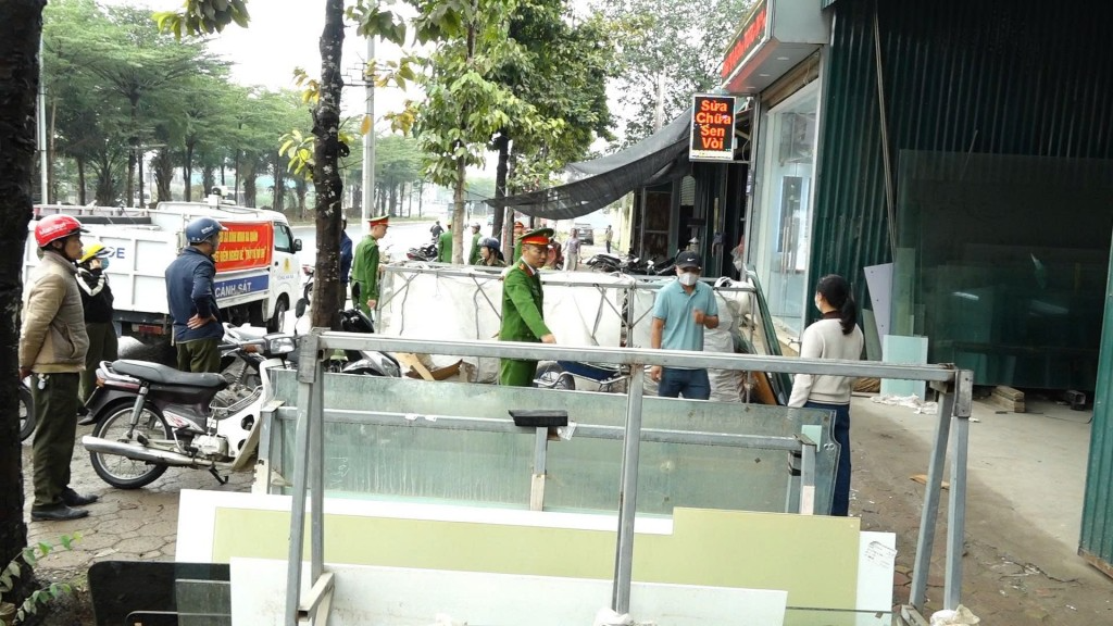 Lực lượng chức năng xã Bình Minh ra quân xử lý vi phạm trật tự đô thị