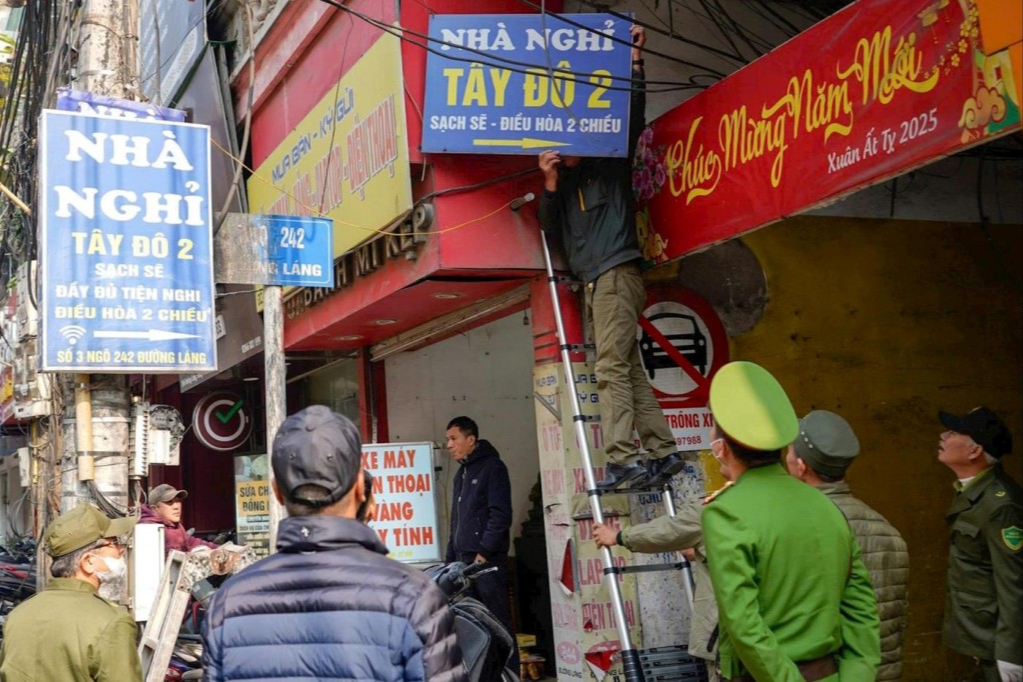 Lực lượng chức năng phường Đống Đa xử lý vi phạm trật tự đô thị tại đường Láng. Ảnh: Minh Phương