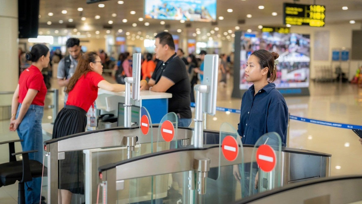 Ứng dụng công nghệ sinh trắc học trên hệ thống định danh và xác thực điện tử VNeID để làm thủ tục lên máy bay tại Cảng hàng không quốc tế Nội Bài Ứng dụng công nghệ sinh trắc học trên hệ thống định danh và xác thực điện tử VNeID để làm thủ tục lên máy bay tại Cảng hàng không quốc tế Nội Bài