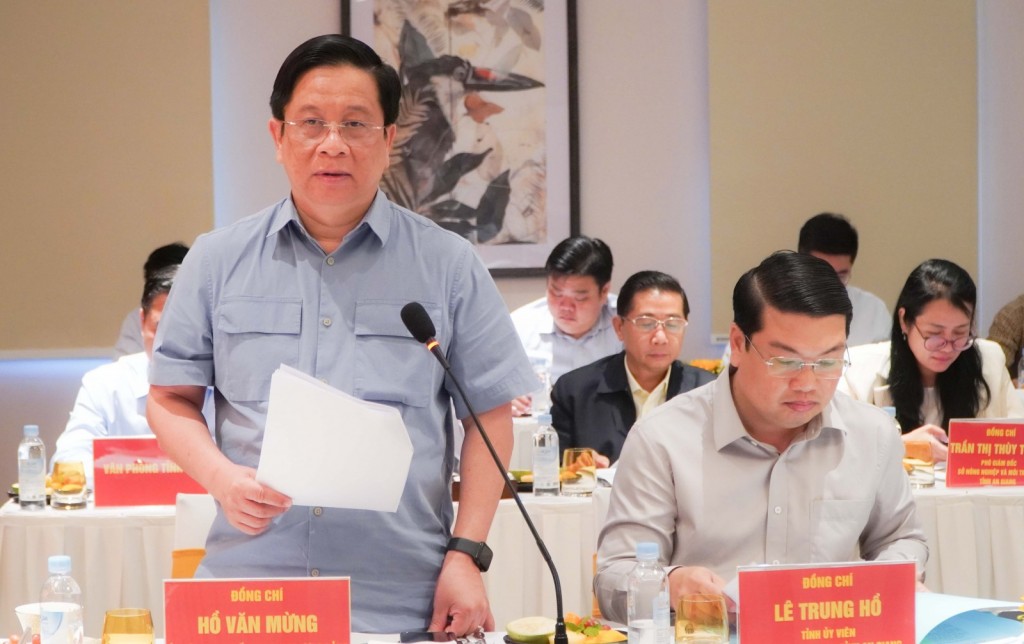 hủ tịch UBND tỉnh An Giang Hồ Văn Mừng báo cáo các kết quả của tỉnh An Giang và nêu các đề xuất, kiến nghị với Trung ương (ảnh: Thu Oanh) hủ tịch UBND tỉnh An Giang Hồ Văn Mừng báo cáo các kết quả của tỉnh An Giang và nêu các đề xuất, kiến nghị với Trung ương (ảnh: Thu Oanh)