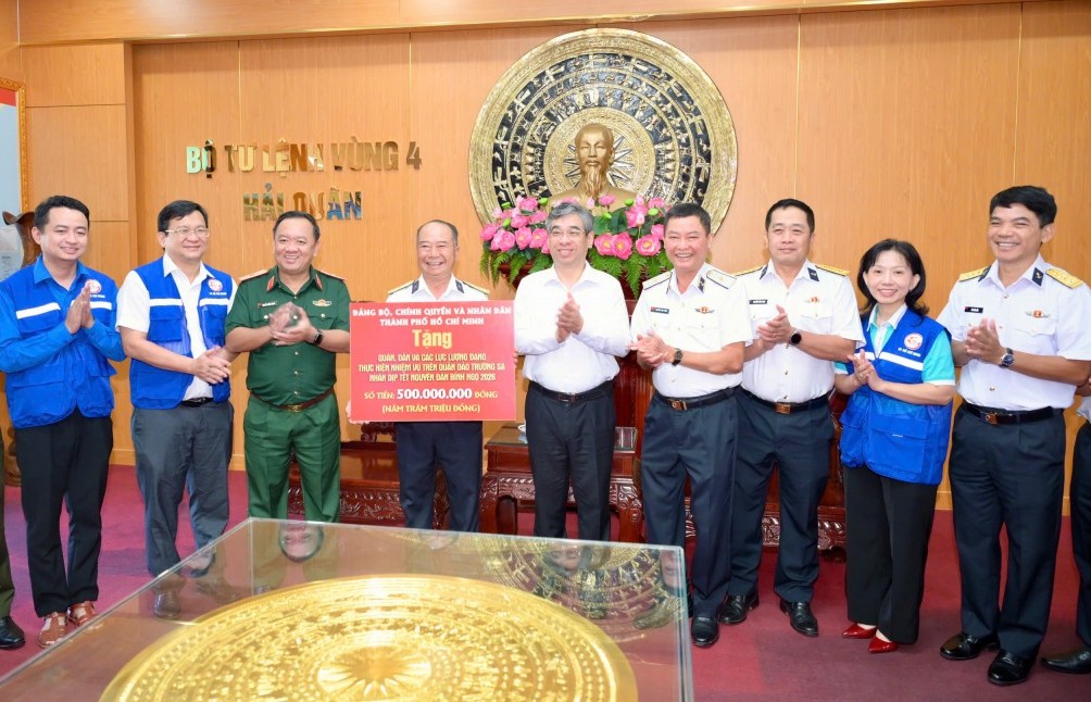 Lãnh đạo TP Hồ Chí Minh thăm, tặng quà quân dân quần đảo Trường Sa