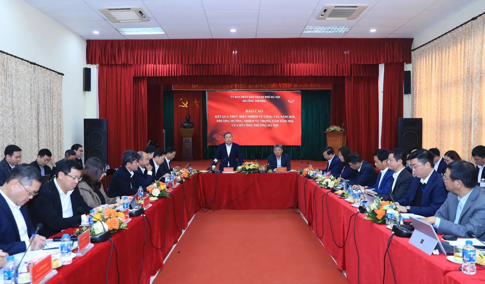 Quang cảnh cuộc làm việc