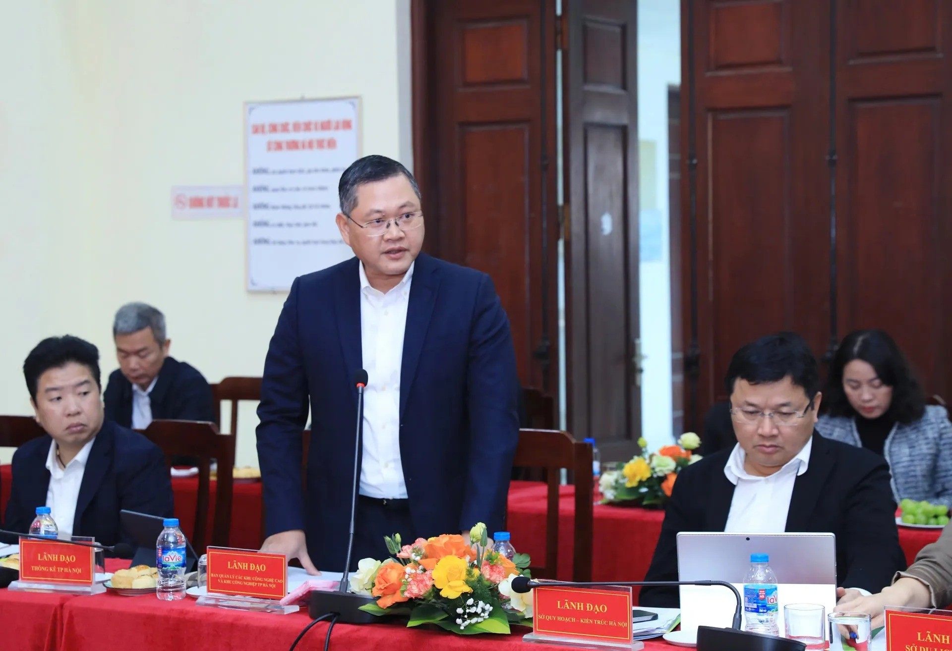 Lãnh đạo các sở, ngành, đơn vị trao đổi, phát biểu ý kiến tại cuộc làm việc