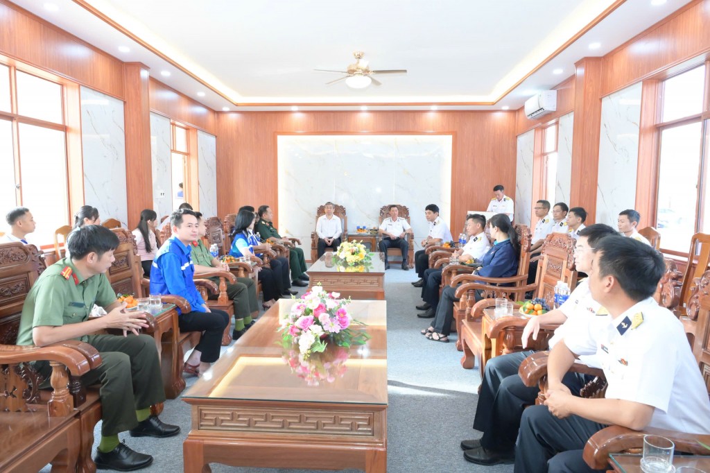 Lãnh đạo TP.HCM thăm, tặng quà quân dân quần đảo Trường Sa