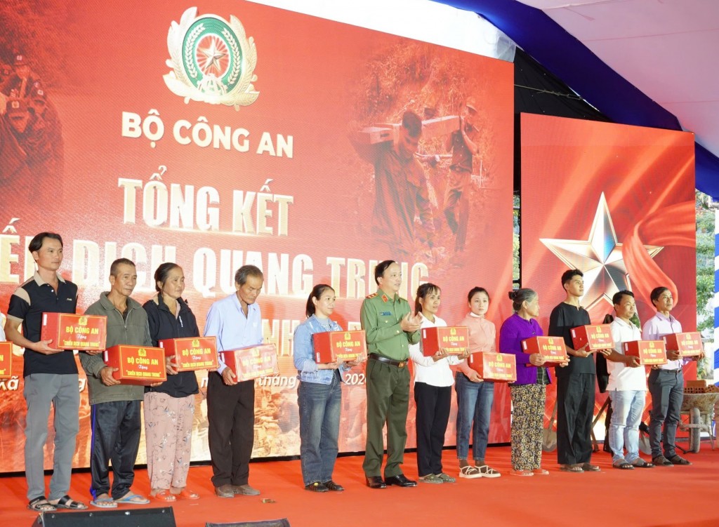Bộ Công an tặng quà cho 12 hộ dân tiêu biểu tại thành phố Đà Nẵng và tỉnh Gia Lai 