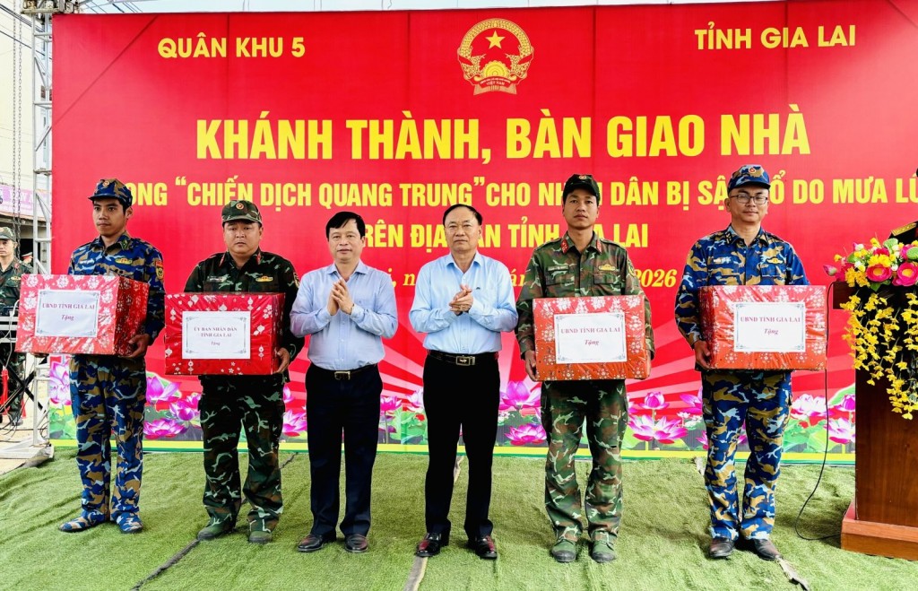 Bí thư Tỉnh ủy Gia Lai Thái Đại Ngọc và Phó Chủ tịch Thường trực UBND tỉnh Nguyễn Tuấn Thanh tặng quà cho các lực lượng tham gia hỗ trợ giúp dân xây dựng lại nhà bị đổ sập