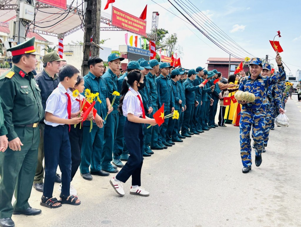 Nhân dân tinhr Gia Lai tiễn các lực lượng Quân đội tham gia hỗ trợ xây dựng nhà ở cho Nhân dân hoàn thành nhiệm vụ, trở về đơn vị