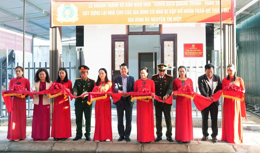 Nghi thức cắt bắng khánh thành và bàn giao nhà ở “Chiến dịch Quang Trung” tại xã Khe Tre, TP Huế