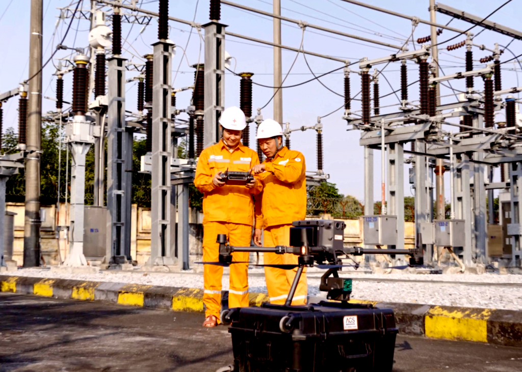 Nhân viên Điện lực EVNNPC điều khiển thiết bị UAV ngoài hiện trường