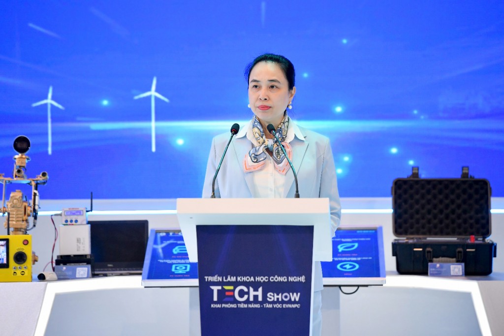 Bí thư Đảng ủy, Chủ tịch Hội đồng thành viên EVNNPC Đỗ Nguyệt Ánh phát biểu tại Lễ khai mạc Triển lãm