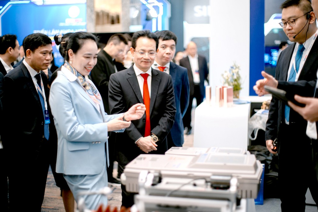 Bà Đỗ Nguyệt Ánh - Chủ tịch Hội đồng thành viên EVNNPC và ông Nguyễn Đức Thiện – Tổng giám đốc EVNNPC tham quan các gian hàng tại Triển lãm Techshow EVNNPC 2026