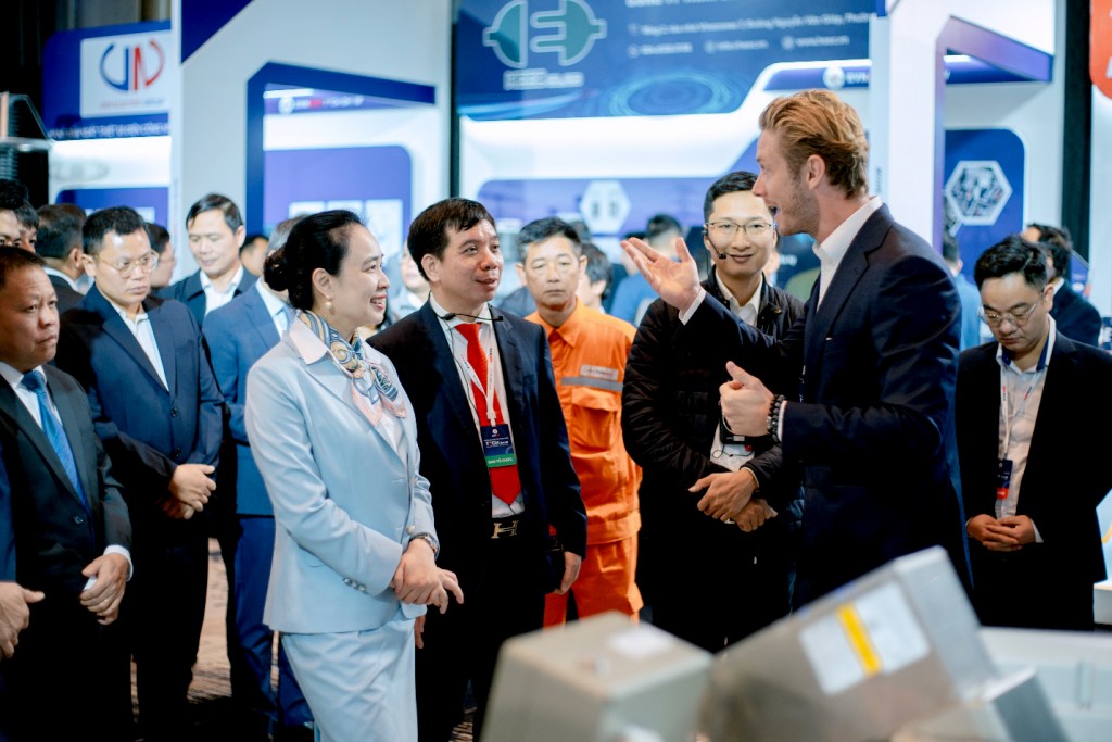 Các đại biểu tham quan các gian hàng tại Triển lãm Techshow EVNNPC 2026