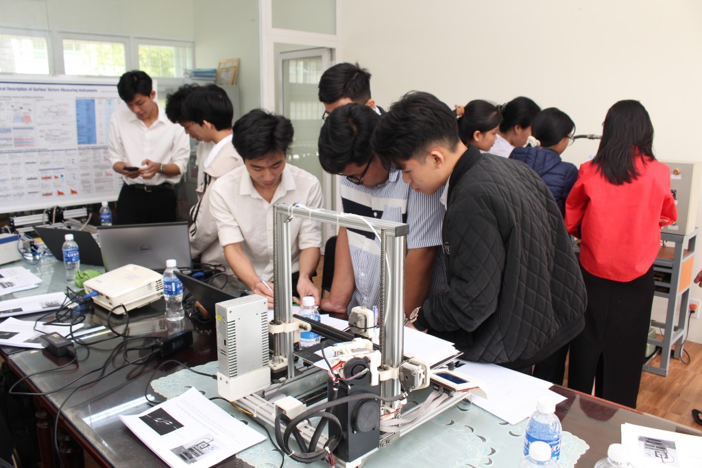 Các học sinh khối lớp 10 trải nghiệm STEM về Cơ học - Cơ khí