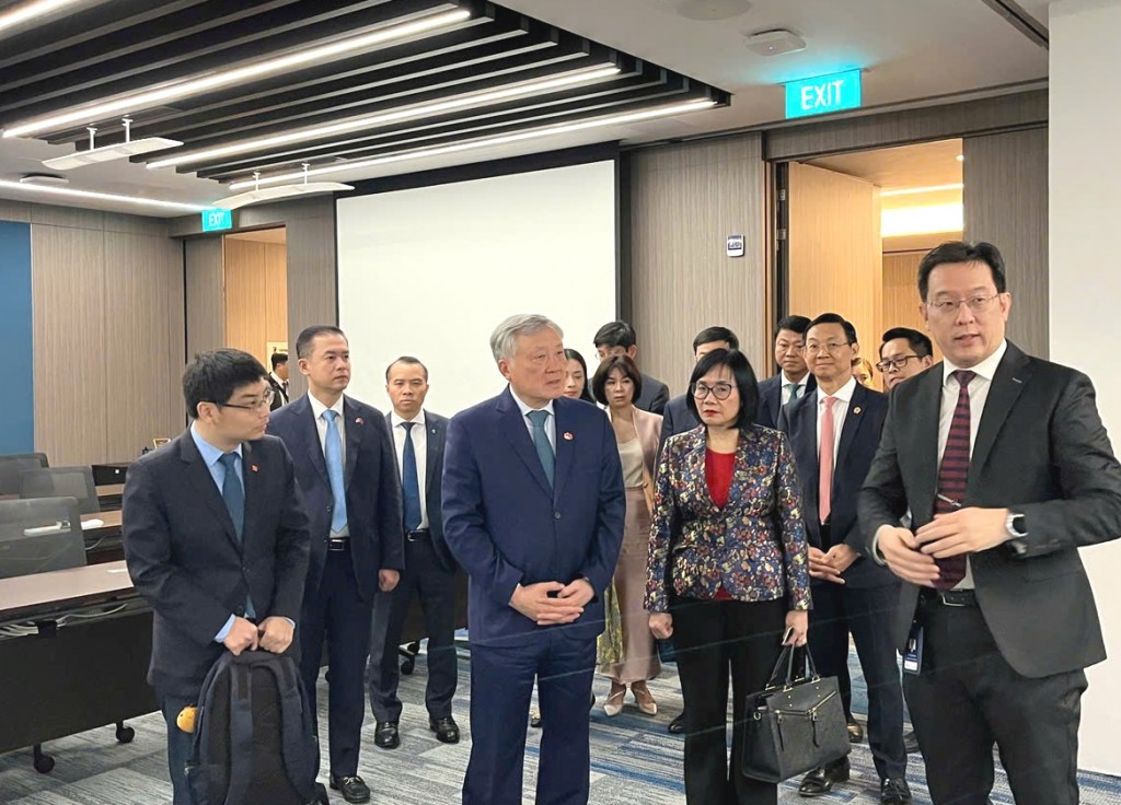 Phó Thủ tướng Thường trực Nguyễn Hòa Bình thăm trụ sở và làm việc với Lãnh đạo Trung tâm Trọng tài quốc tế Singapore (SIAC) - Ảnh: VGP/Nguyễn Hoàng