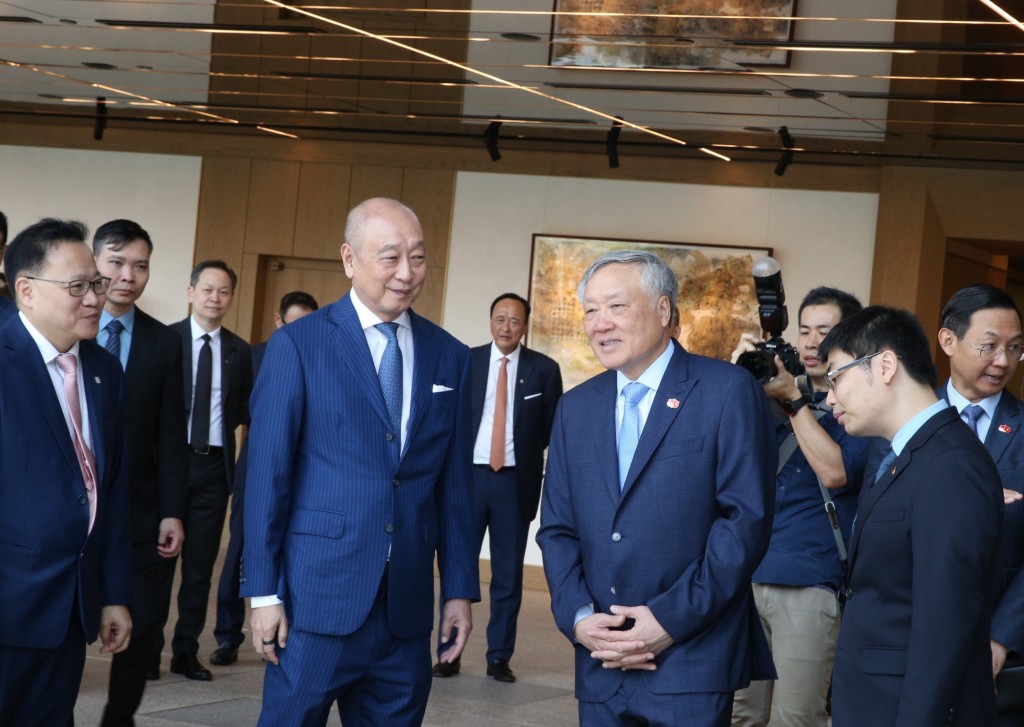 Phó Thủ tướng Nguyễn Hòa Bình thăm trụ sở UOB - Ảnh: VGP/Nguyễn Hoàng