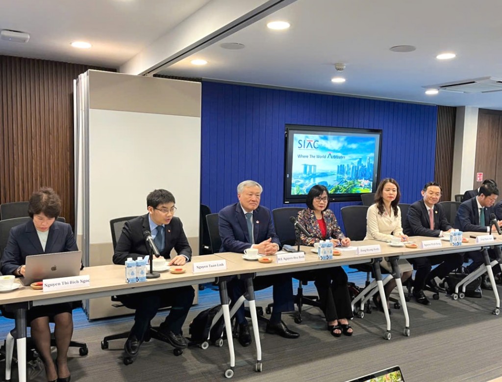 Phó Thủ tướng Thường trực Nguyễn Hòa Bình làm việc với Lãnh đạo Trung tâm Trọng tài quốc tế Singapore (SIAC) - Ảnh: VGP/Nguyễn Hoàng