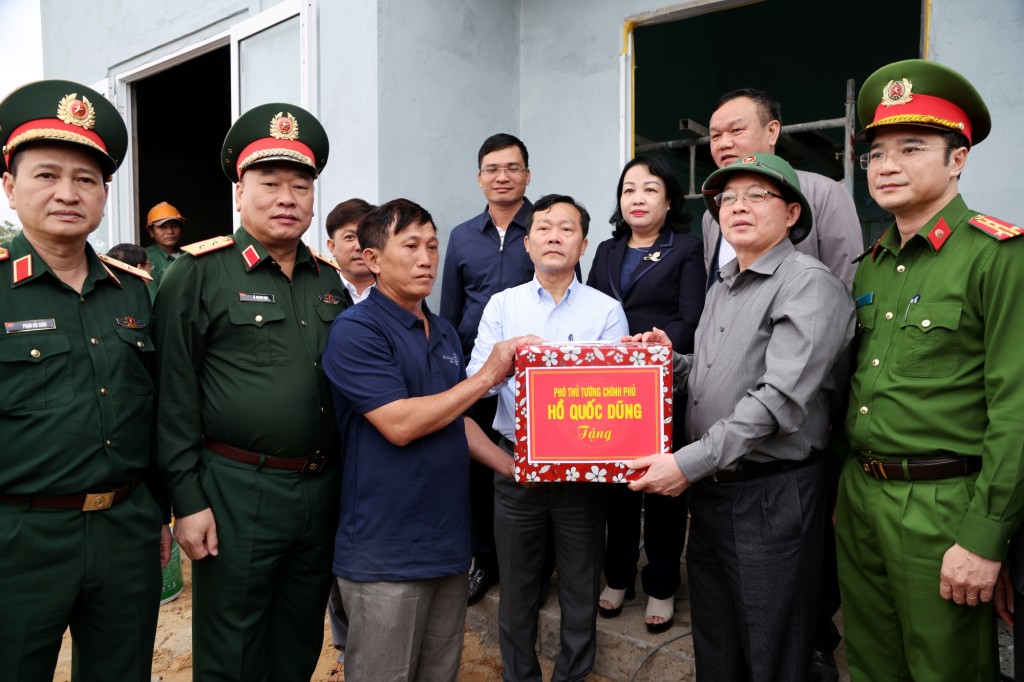 Phó Thủ tướng Hồ Quốc Dũng tặng quà động viên người dân xã Hòa Thịnh bị ảnh hưởng bởi mưa lũ - Ảnh: VGP/Gia Huy