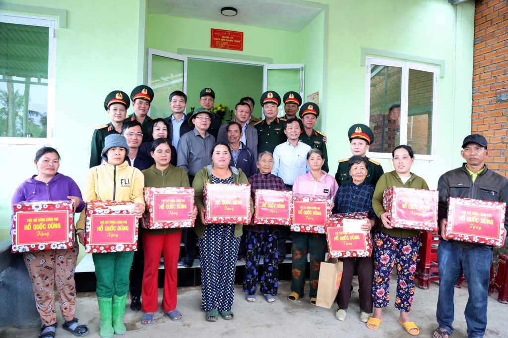 Phó Thủ tướng Hồ Quốc Dũng tặng quà động viên người dân xã Hòa Thịnh bị ảnh hưởng bởi mưa lũ - Ảnh: VGP/Gia Huy