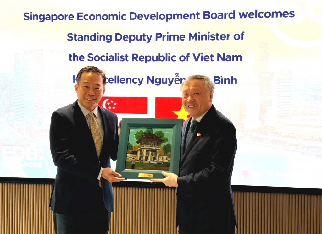Phó Thủ tướng Thường trực Nguyễn Hòa Bình và ông Png Cheong Boon, Chủ tịch Hội đồng phát triển kinh tế Singapore (EDB) - Ảnh: VGP/Nguyễn Hoàng