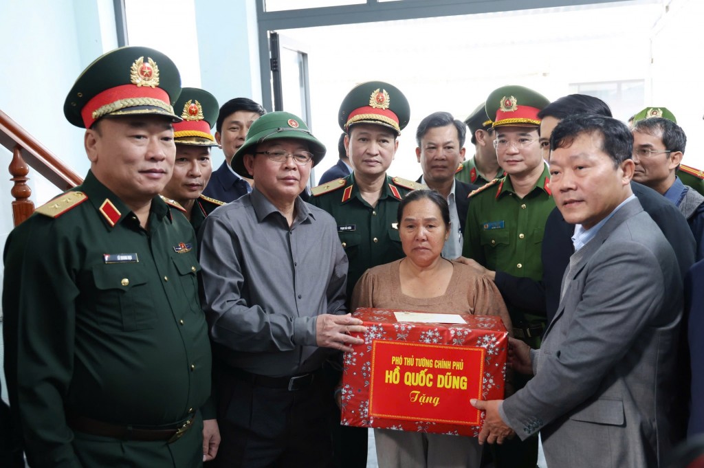 Phó Thủ tướng tặng quà người dân trong “Chiến dịch Quang Trung” - Ảnh: VGP/Gia Huy