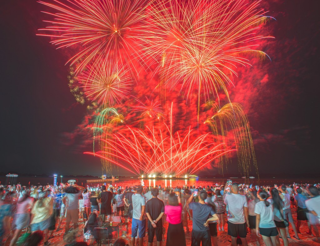 Càng về đêm, Bãi Cháy càng náo nhiệt với bầu không khí lễ hội. Ảnh: Ánh Dương.