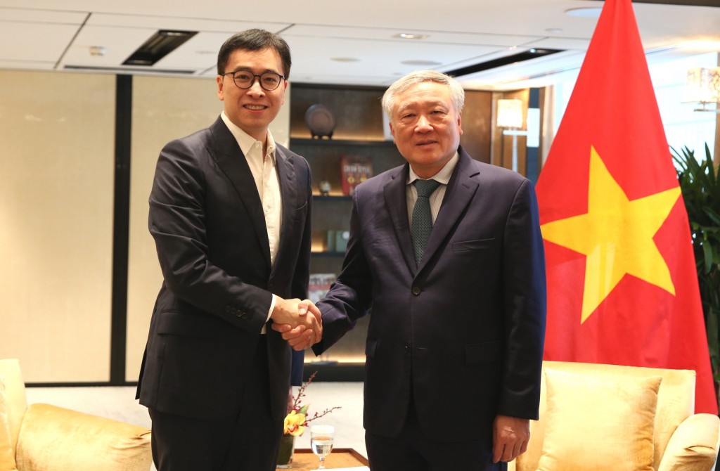 Phó Thủ tướng Thường trực Chính phủ Nguyễn Hòa Bình tiếp và làm việc với đoàn Ngân hàng Sygnum, do ông Gerald Goh làm Trưởng đoàn - Ảnh: VGP/Nguyễn Hoàng Phó Thủ tướng Thường trực Chính phủ Nguyễn Hòa Bình tiếp và làm việc với đoàn Ngân hàng Sygnum, do ông Gerald Goh làm Trưởng đoàn - Ảnh: VGP/Nguyễn Hoàng