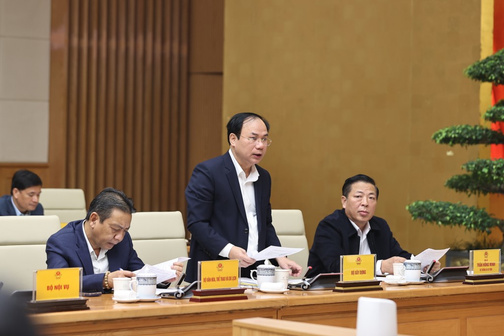 Thứ trưởng Bộ Xây dựng Nguyễn Văn Sinh báo cáo tại Phiên họp - Ảnh: VGP/Nhật Bắc