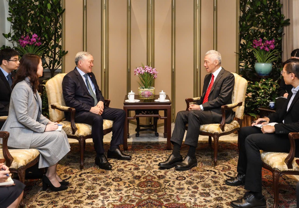 Phó Thủ tướng Thường trực Chính phủ Nguyễn Hòa Bình bày tỏ mong muốn Bộ trưởng Cao cấp tiếp tục quan tâm, ủng hộ thúc đẩy quan hệ hai nước phát triển mạnh mẽ, thực chất, hiệu quả hơn nữa - Ảnh: MDDI (Singapore) Phó Thủ tướng Thường trực Chính phủ Nguyễn Hòa Bình bày tỏ mong muốn Bộ trưởng Cao cấp tiếp tục quan tâm, ủng hộ thúc đẩy quan hệ hai nước phát triển mạnh mẽ, thực chất, hiệu quả hơn nữa - Ảnh: MDDI (Singapore)