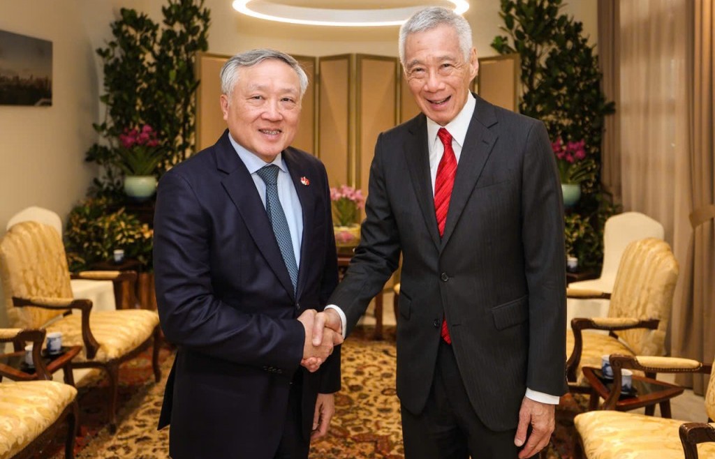 Phó Thủ tướng Thường trực Chính phủ Nguyễn Hòa Bình hội kiến Bộ trưởng Cao cấp Singapore Lý Hiển Long